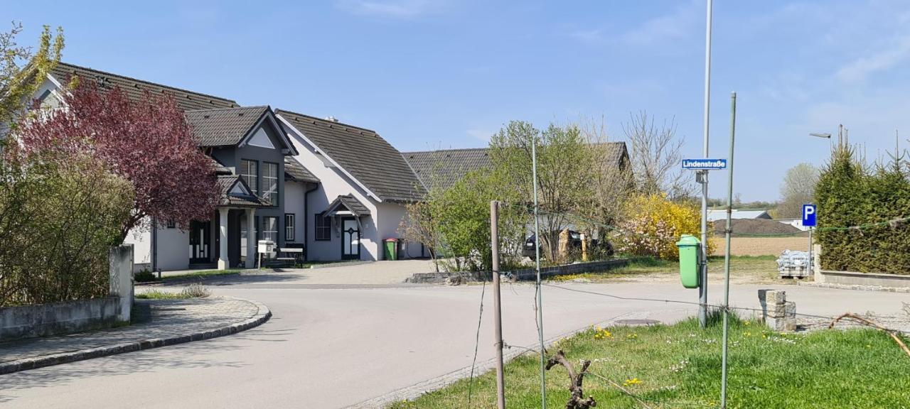 Wolfis Appartement Neusiedl an der Zaya Exterior photo